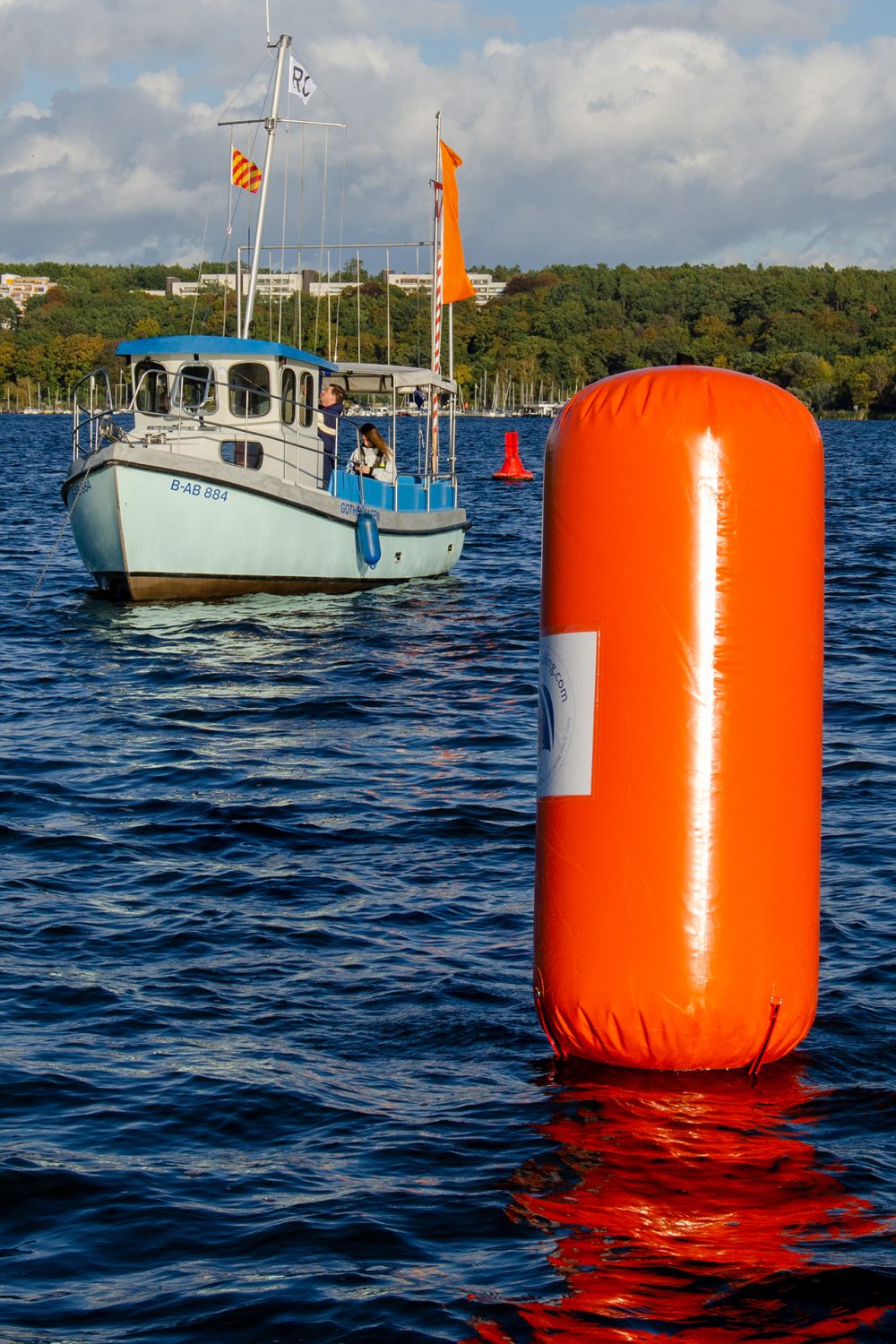Racing mark / regatta buoy for regatta sailing, orange cylinder, inflatable, with number